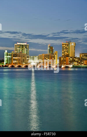 El Condado Lagune, Dos Hermanos-Brücke und Skyline von San Juan, Puerto Rico Stockfoto