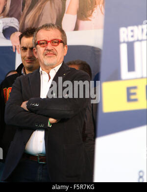 Bologna, Italien. 8. November 2015. Roberto Maroni, Präsident der Lombardei sieht während der Lega Nord Partei (Lega Nord) nationalen Rallye in Bologna am 8. November 2015 Credit: Andrea Spinelli/Alamy Live News Stockfoto