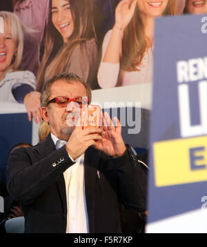 Bologna, Italien. 8. November 2015. Roberto Maroni, Präsident von der Lombardei, die ein Foto mit seinem Mobiltelefon während Lega Nord Partei (Lega Nord) nationalen Kundgebung in Bologna am 8. November 2015 Credit: Andrea Spinelli/Alamy Live News Stockfoto