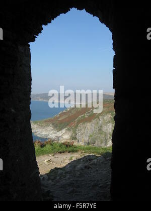 Blick durch die verlassenen Kapelle am Rame Head auf dem South West Coast Path, Cornwall UK Stockfoto