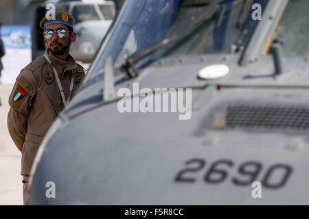 Dubai, Vereinigte Arabische Emirate. 8. November 2015. Eine VAE Soldat steht Wache einem Militärhubschrauber auf der 14. Dubai Air Show in Dubai, Vereinigte Arabische Emirate, 8. November 2015 angezeigt. Die 14. Dubai Air Show, die weltweit 3. größten seiner Art, hier am Sonntag mit rund 1.100 Aussteller aus über 60 Ländern eröffnet. Bildnachweis: Cui Xinyu/Xinhua/Alamy Live-Nachrichten Stockfoto