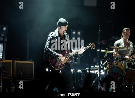 Edge von U2 führt auf die SSE Hydro als Bestandteil ihrer Unschuld + Erlebnistour am 6. November 2015 in Glasgow, Schottland. Stockfoto