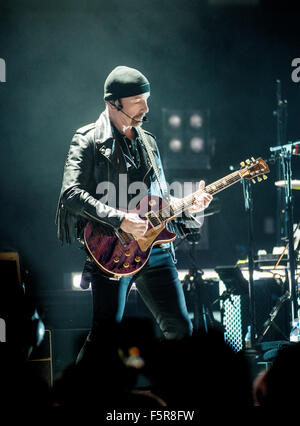 Edge von U2 führt auf die SSE Hydro als Bestandteil ihrer Unschuld + Erlebnistour am 6. November 2015 in Glasgow, Schottland. Stockfoto