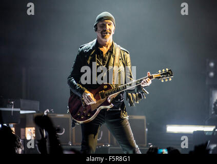 Edge von U2 führt auf die SSE Hydro als Bestandteil ihrer Unschuld + Erlebnistour am 6. November 2015 in Glasgow, Schottland. Stockfoto