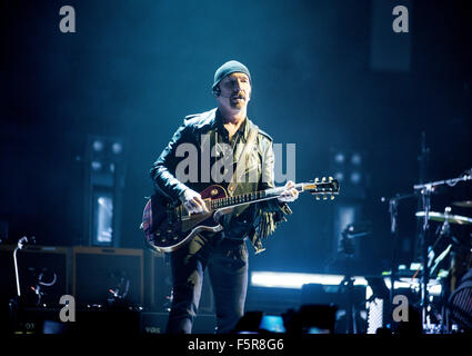 Edge von U2 führt auf die SSE Hydro als Bestandteil ihrer Unschuld + Erlebnistour am 6. November 2015 in Glasgow, Schottland. Stockfoto