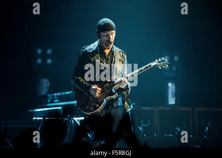 Edge von U2 führt auf die SSE Hydro als Bestandteil ihrer Unschuld + Erlebnistour am 6. November 2015 in Glasgow, Schottland. Stockfoto