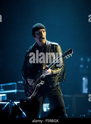 Edge von U2 führt auf die SSE Hydro als Bestandteil ihrer Unschuld + Erlebnistour am 6. November 2015 in Glasgow, Schottland. Stockfoto