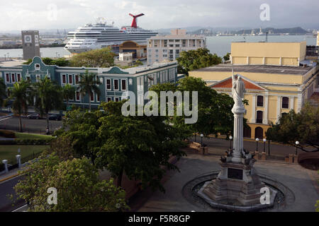 Columbus Plaza, Statue von Kolumbus und Karneval Kreuzfahrt Schiff, Old San Juan, Puerto Rico Stockfoto