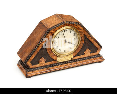 Antique (1929) Art Deco Holz Kaminuhr mit französischen Mechanismus. Stockfoto