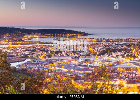 Panoramablick auf Bucht von Txingudi bei Sonnenuntergang, von San Marcial Viewer, Irun, Gipuzkoa, Baskenland betrachtet. Stockfoto