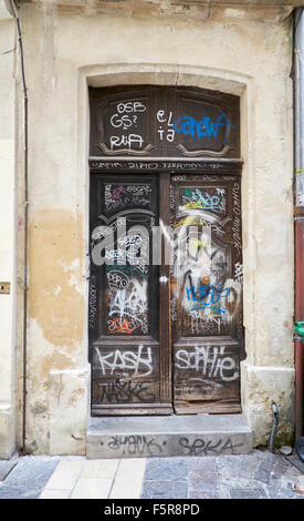 Tür mit Graffiti im Zentrum von Avignon, Frankreich Stockfoto