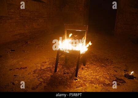 Stuhl in Brand Stockfoto