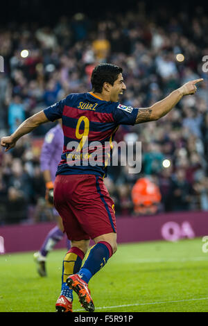 Barcelona, Katalonien, Spanien. 8. November 2015. FC Barcelona nach vorne SUAREZ feiert sein Tor in der Liga-Partie zwischen FC Barcelona und FC Villarreal CF im Camp Nou Stadion in Barcelona Kredit: Matthias Oesterle/ZUMA Draht/Alamy Live News Stockfoto