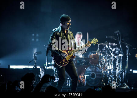 Edge von U2 führt auf die SSE Hydro als Bestandteil ihrer Unschuld + Erlebnistour am 6. November 2015 in Glasgow, Schottland. Stockfoto