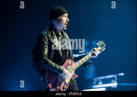 Edge von U2 führt auf die SSE Hydro als Bestandteil ihrer Unschuld + Erlebnistour am 6. November 2015 in Glasgow, Schottland. Stockfoto