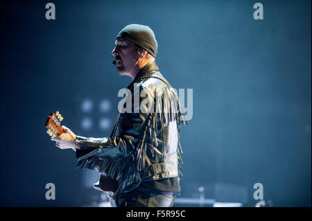 Edge von U2 führt auf die SSE Hydro als Bestandteil ihrer Unschuld + Erlebnistour am 6. November 2015 in Glasgow, Schottland. Stockfoto