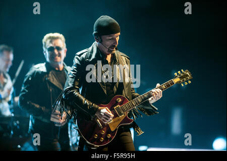 Bono und Edge von U2 ausführen im SSE Hydro als Bestandteil ihrer Unschuld + Erlebnistour am 6. November 2015 in Glasgow, Sc Stockfoto