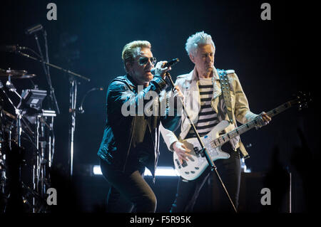 Bono und Adam Clayton von U2 ausführen im SSE Hydro als Bestandteil ihrer Unschuld + Erlebnistour am 6. November 2015 in Glasgow Stockfoto