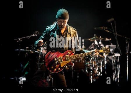 Edge von U2 führt auf die SSE Hydro als Bestandteil ihrer Unschuld + Erlebnistour am 6. November 2015 in Glasgow, Schottland. Stockfoto