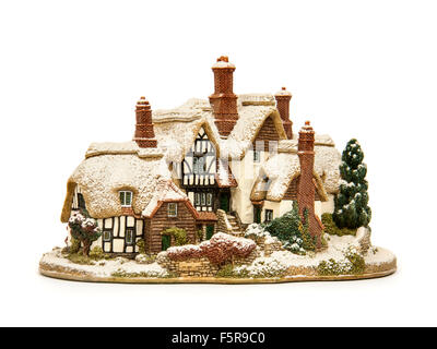 Lilliput Lane (L2438) "Country Living im Winter" Modell Landhaus aus dem Jahr 2001 Stockfoto