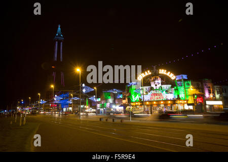 Stadt von Blackpool, England. Nachtansicht des Blackpool Illuminations mit Blackpool Tower im Hintergrund. Stockfoto