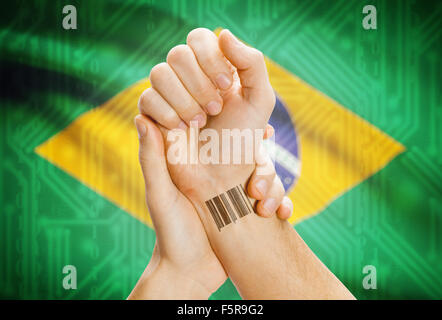 Barcode-ID-Nummer am Handgelenk einer menschlichen und nationale Flagge auf Hintergrund - Brasilien Stockfoto