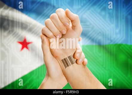 Barcode-ID-Nummer am Handgelenk einer menschlichen und nationale Flagge auf Hintergrund - Dschibuti Stockfoto