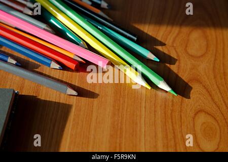Farbstiften auf dem Schreibtisch Stockfoto