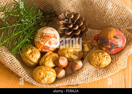 Weihnachtsdekoration in meschotschek aus Jute hergestellt. Stockfoto