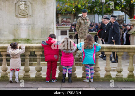 Cheltenham, England, 8. November 2015. Kleine Kinder sehen Sie sich die Erinnerung-Tag Zeremonie der Grundsteinlegung Kränze in der Roses statt. Bildnachweis: Sjt fotografischen/Alamy Live-Nachrichten Stockfoto