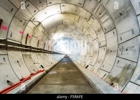 LONDON, 10. April 2015: Abschnitt der neuen Eisenbahntunnel im Bau für das London Crossrail Projekt bei North Woolwich, London Stockfoto