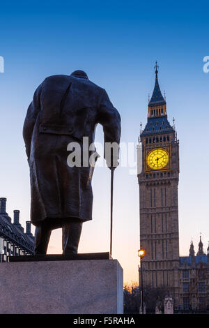 Statue von Sir Winston Churchill, Blick auf Big Ben, Houses of Parliament, Westminster Palace und Elizabeth Tower bei Sonnenaufgang Stockfoto