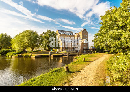 Steuermänner Mühle und Schloss am Fluss Wey Navigation, Addlestone, Surrey, England, Vereinigtes Königreich Stockfoto