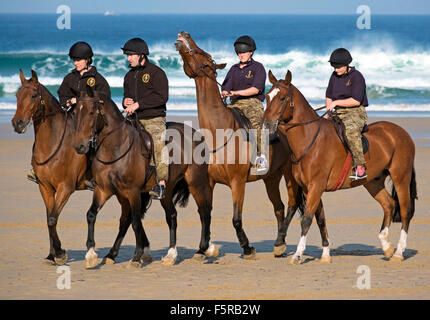 Mitglieder der "Kings Troop Royal Horse Artillery" genießen üben am Strand von Watergate Bay in Cornwall, Großbritannien Stockfoto