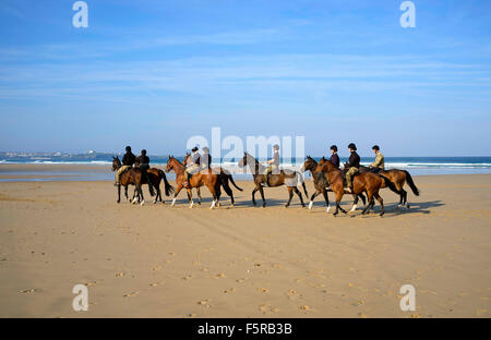 Mitglieder der "Kings Troop Royal Horse Artillery" genießen üben am Strand von Watergate Bay in Cornwall, Großbritannien Stockfoto