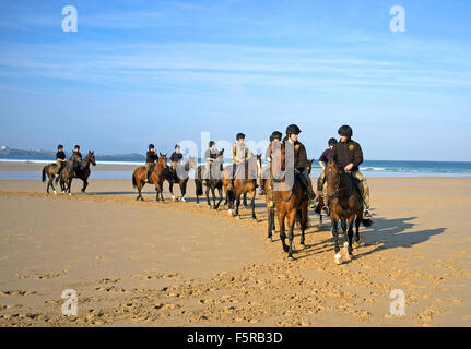 Mitglieder der "Kings Troop Royal Horse Artillery" genießen üben am Strand von Watergate Bay in Cornwall, Großbritannien Stockfoto