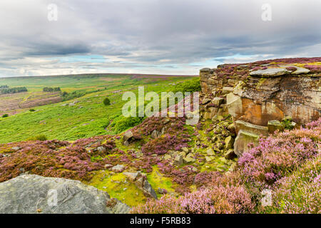 Dramatische und stimmungsvollen Blick aus Stanage Edge im Peak District National Park, Derbyshire, England, UK Stockfoto