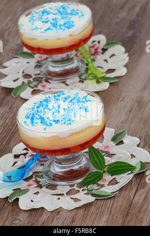 Traditionelles englisches trifle Dessert mit blauen Streusel Stockfoto