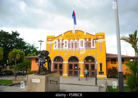 Vor der Plaza del Mercado, jetzt Centro de Las Artes Joaquín Rosa Gómez.  Manati, Puerto Rico. Territorium der USA. Karibik-Insel Stockfoto