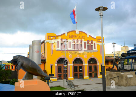 Vor der Plaza del Mercado, jetzt Centro de Las Artes Joaquín Rosa Gómez.  Manati, Puerto Rico. Territorium der USA. Karibik-Insel Stockfoto