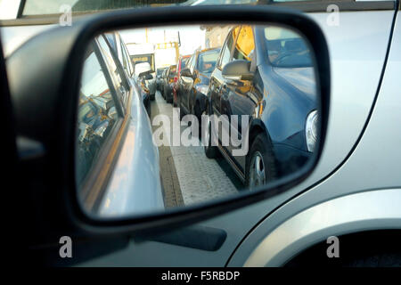 Parken in Linie auf einer Fähre im Auto Außenspiegel angezeigt. Stockfoto