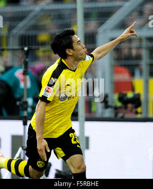 Dortmund, Deutschland. 8. November 2015. Signal-Iduna-Park Dortmund Deutschland 8.11.2015, deutscher Fußball-Liga Bundesliga Saison 2015/16 Spieltag 12, Borussia Dortmund (BVB) Vs FC Schalke 04 (S04)---Shinji Kagawa (BVB) feiert sein Tor Credit: Kolvenbach/Alamy Live-Nachrichten Stockfoto