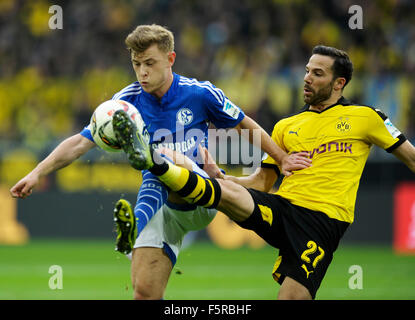 Dortmund, Deutschland. 8. November 2015. Signal-Iduna-Park Dortmund Deutschland 8.11.2015, deutscher Fußball-Liga Bundesliga Saison 2015/16 Spieltag 12, Borussia Dortmund (BVB) Vs FC Schalke 04 (S04)---Max Meyer (S04), Gonzalo Castro (BVB) Credit: Kolvenbach/Alamy Live-Nachrichten Stockfoto