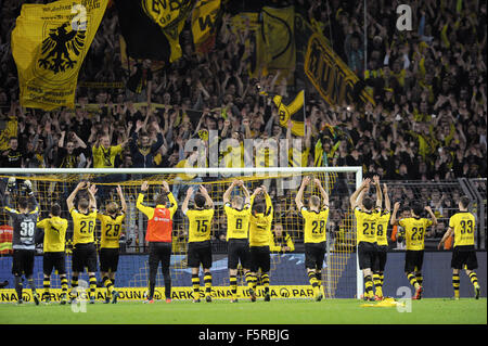 Dortmund, Deutschland. 8. November 2015. Signal-Iduna-Park Dortmund Deutschland 8.11.2015, deutscher Fußball-Liga Bundesliga Saison 2015/16 Spieltag 12, Borussia Dortmund (BVB) Vs FC Schalke 04 (S04)---Dortmund-Spieler feiern mit ihren Fans Credit: Kolvenbach/Alamy Live-Nachrichten Stockfoto