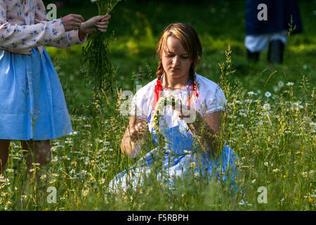 Junge Frau Stricken Wreath of Daisies Mädchen in der Wiese Folklore Kostüm weibliches Volkskleid zwei Mädchen gekleidet traditionelle Volkskleidung Mähren Tschechische Republik Stockfoto