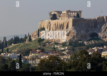 Athen, Griechenland. 8. November 2015. Akropolis und Parthenon von Panathinaikon-Stadion gesehen. Mehr als 15000 Menschen laufen die historische Route, die wegen der Läufer, die die siegreiche Nachricht verbreitete sich nach der Marathonas Schlacht zwischen Griechen und Perser 480 v. Chr. bekannt ist. Bildnachweis: Kostas Pikoulas/Pacific Press/Alamy Live-Nachrichten Stockfoto