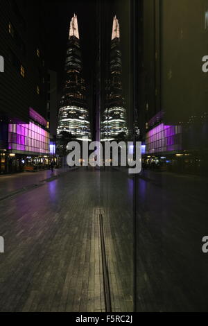 Reflexion der Shard in der Fußgängerzone von Fenster, Konzept gespiegelt/skyscraper Stockfoto