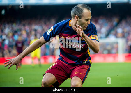 8. November 2015. Barcelona, Spanien: FC Barcelonas Mittelfeldspieler A. INIESTA in Aktion gegen Villarreal CF in der Liga-Partie zwischen FC Barcelona und FC Villarreal CF im Camp Nou Stadion in Barcelona Stockfoto