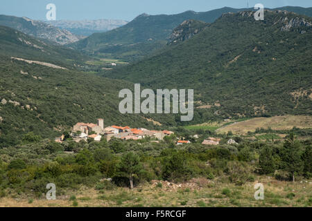 Sommer am Duilhac-Sous-Peyrepertuse Kleinstadt am Fuße des berühmten Chateau Peyrepertuse, Katharer-Burg, Aude, Südfrankreich. Stockfoto