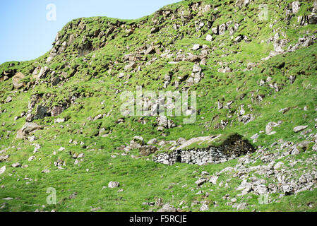 Alten Steinen Haus auf Mykines auf den Färöer Inseln in den Bergen Stockfoto